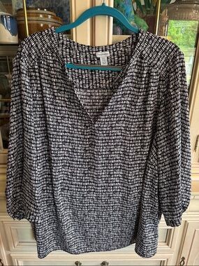 Paraphrase Black and White Patterned V-Neck Blouse